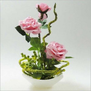 dekoracna ikebana, dekoracna ikebana svetloruzova ruza, dekorácia svetloružová  ruža, ruža v črepníku, ruža v bielom keramickom črepníku