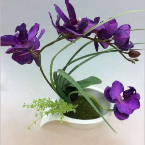 fialová orchidea, fialova orchidea, umelá orchidea, umela orchidea, orchidea v bielom keramickom črepníku, orchidea v bielom keramickom crepniku